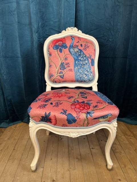 Chaise de style Louis-Philippe en bois peint en blanc rénovée avec tissu en velour