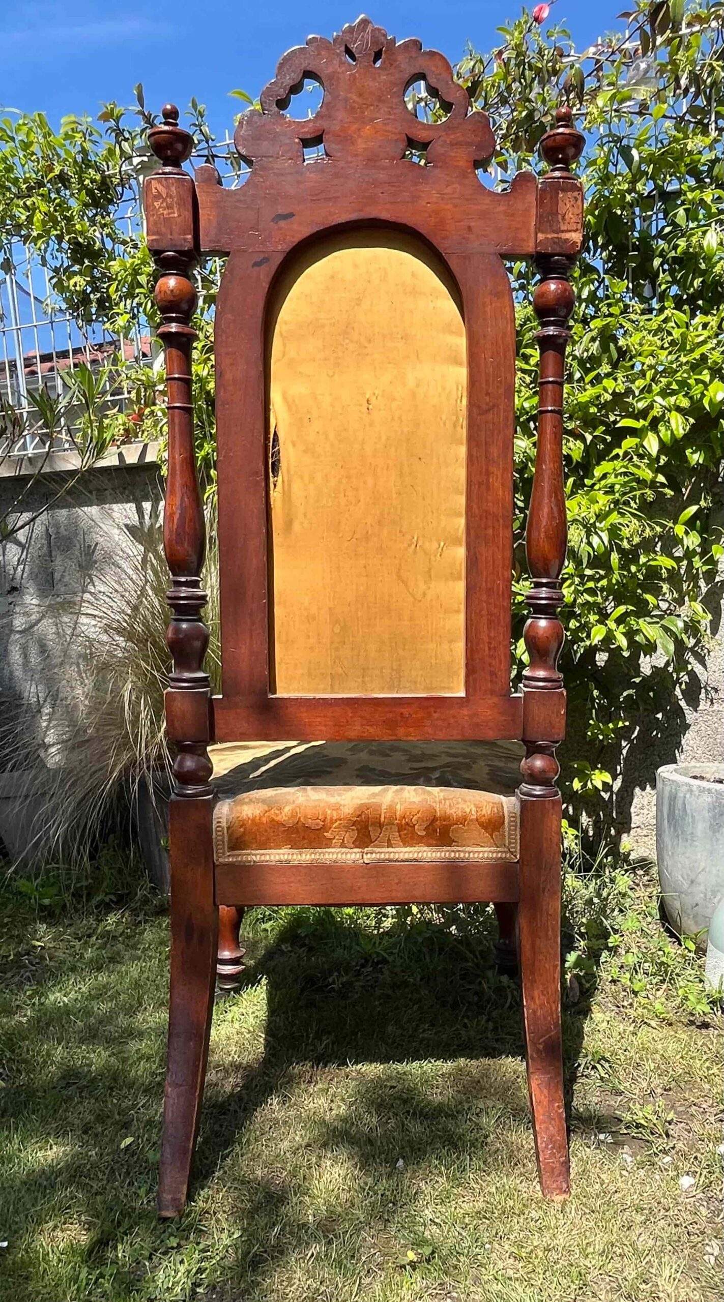 Chaise basse de style Napoléon 3 en cours de rénovation