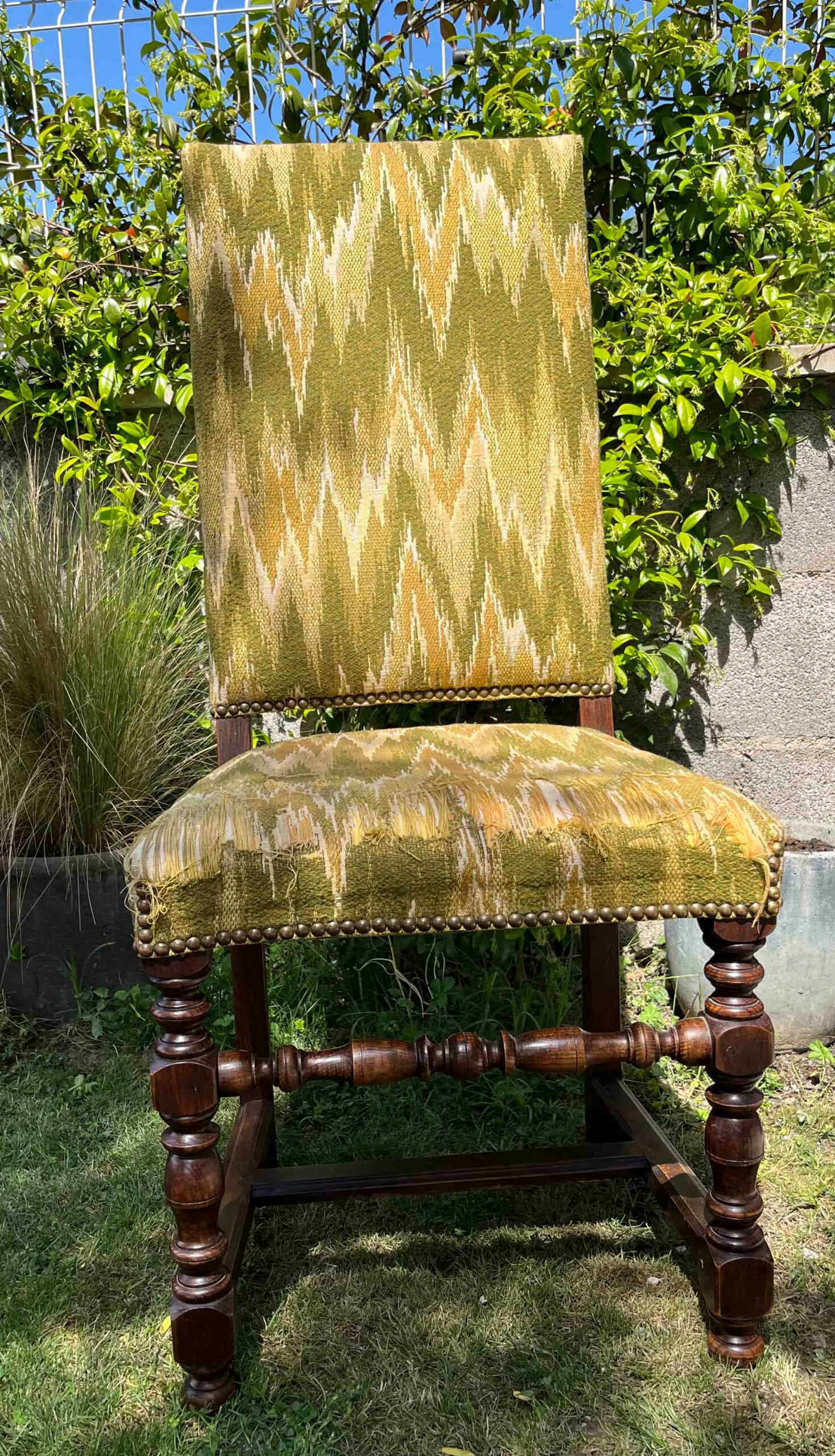 Chaise de style Louis 13 en cours de rénovation
