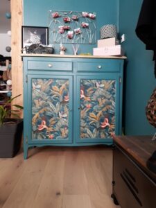 Commode bleu canard rénovée avec des motifs floraux