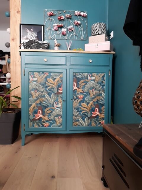 Commode bleu canard rénovée avec des motifs floraux