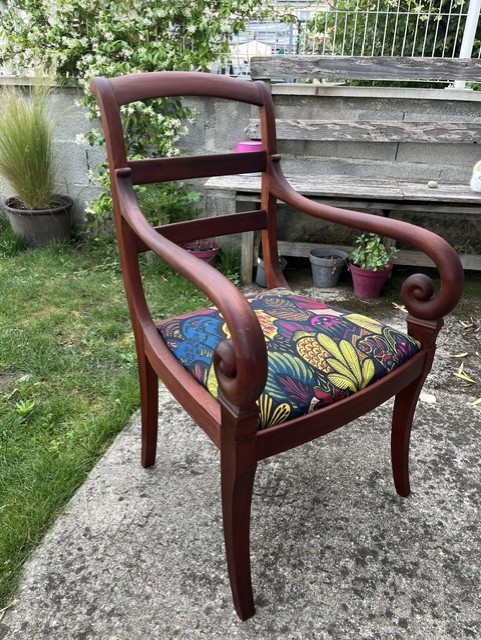 Fauteuil à crosse en bois massif avec assise rénovée avec un tissu en coton floral