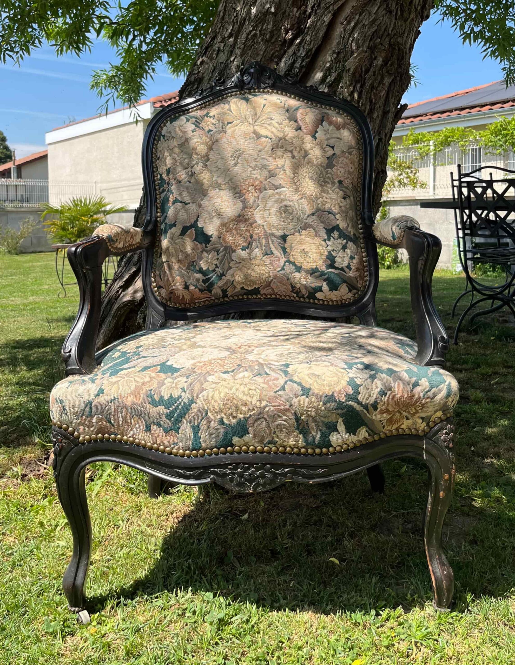 Fauteuil de style Louis Philippe en cours de rénovation