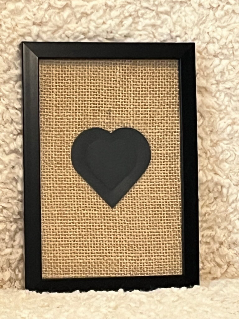 Tableau en jute motif cœurs en cuir réalisé en jute