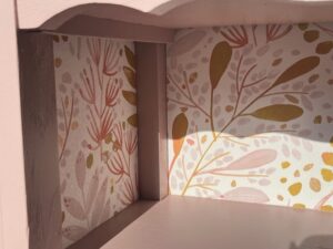 Table de chevet rose poudrée rénovée avec fond en motifs floraux