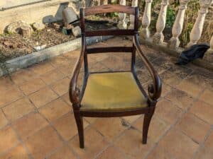 Fauteuil à crosse ancien avant rénovation